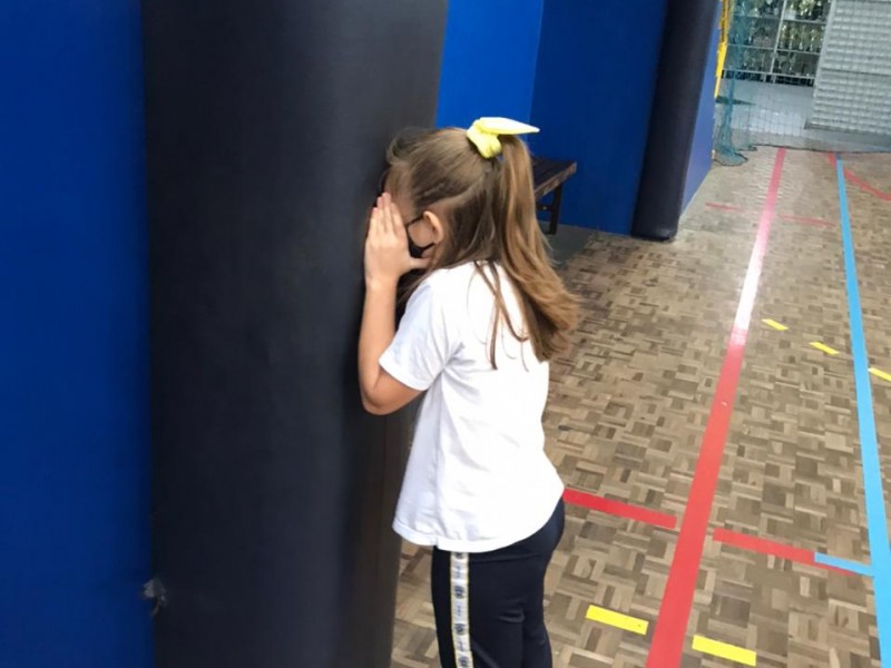 ESCONDE ESCONDE NA ESCOLA